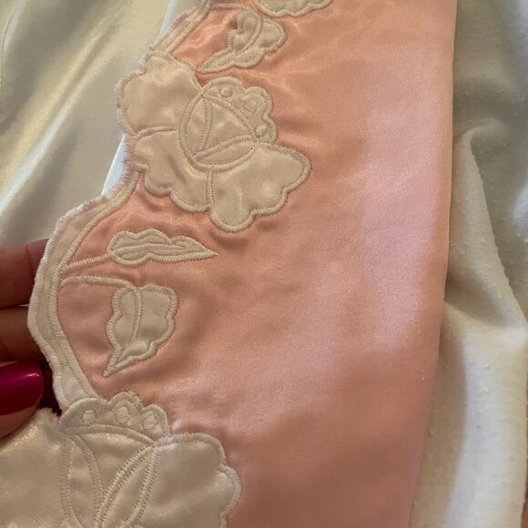 VTG Victoria Secret 🌺COQUETTE-Style🌺 Robe White with Baby Pink Appliqué Collar - Picture 3 of 12